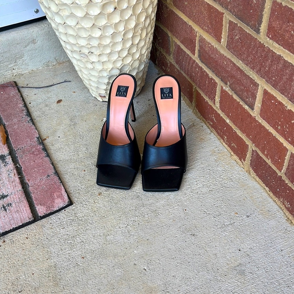 Size 40 which is 9 black mule heels. Worn twice . Fits like an 8.5